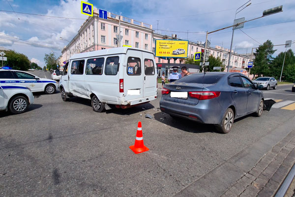 В Нижнем Тагиле легковой автомобиль влетел в автобус