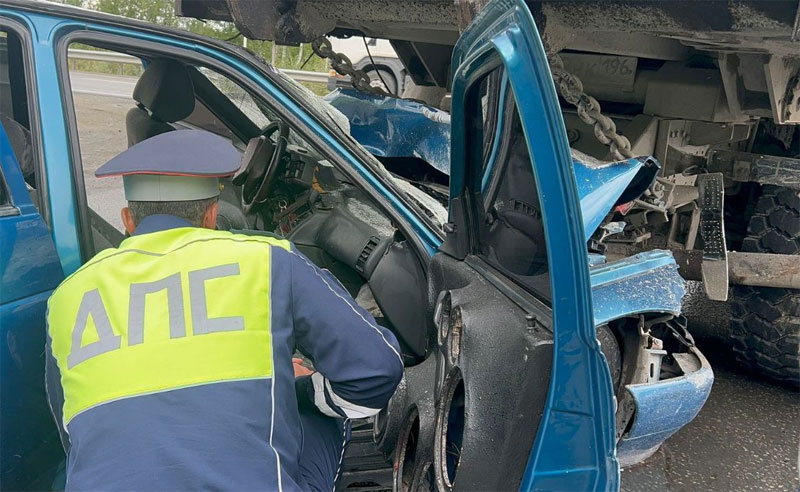 На трассе Екатеринбург – Нижний Тагил – Серов ВАЗ-2110 врезался в грузовик: есть пострадавшие | Под Невьянском ВАЗ столкнулся с грузовиком, пострадали трое