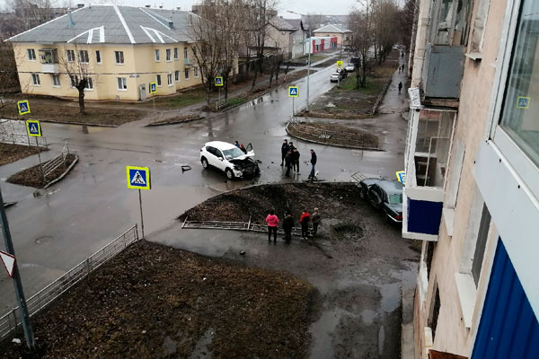 В Нижнем Тагиле «Волга» после столкновения с иномаркой снесла дорожный знак и забор