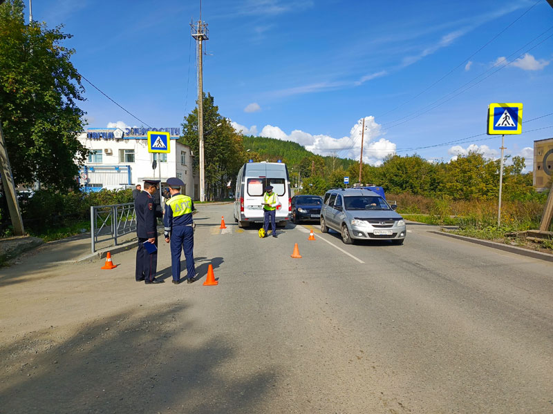 ДТП в Нижнем Тагиле: водитель не уступил дорогу пешеходам | В Нижнем Тагиле 1 сентября произошло ДТП на пешеходном переходе, пострадали две женщины