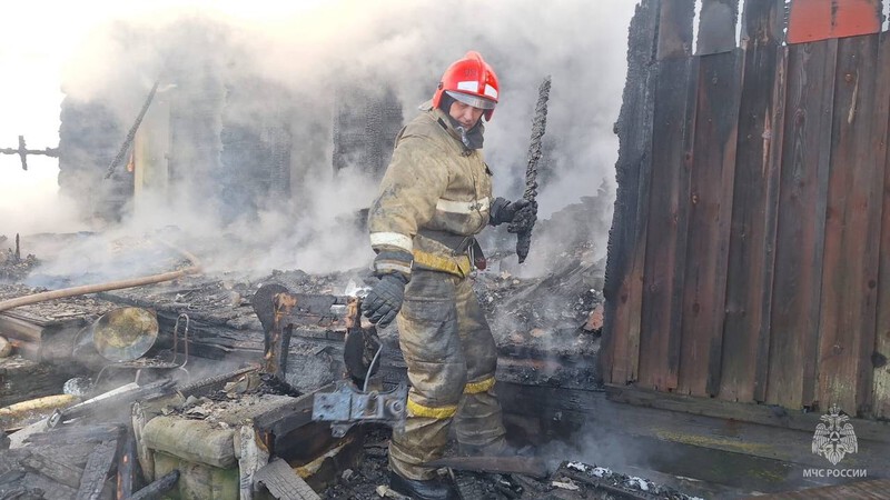 Свердловские пожарные потушили возгорание на площади 160 квадратов | На Урале потушили пожар в доме площадью 160 кв.м.