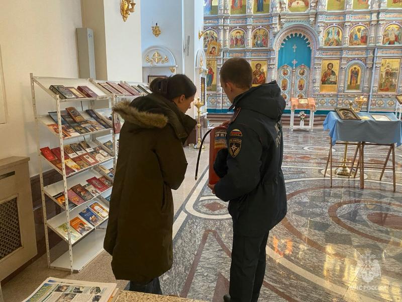 Сотрудники МЧС Свердловской области проверили храмы в преддверии Рождества | В преддверии Рождества специалисты МЧС проверили церкви и храмы