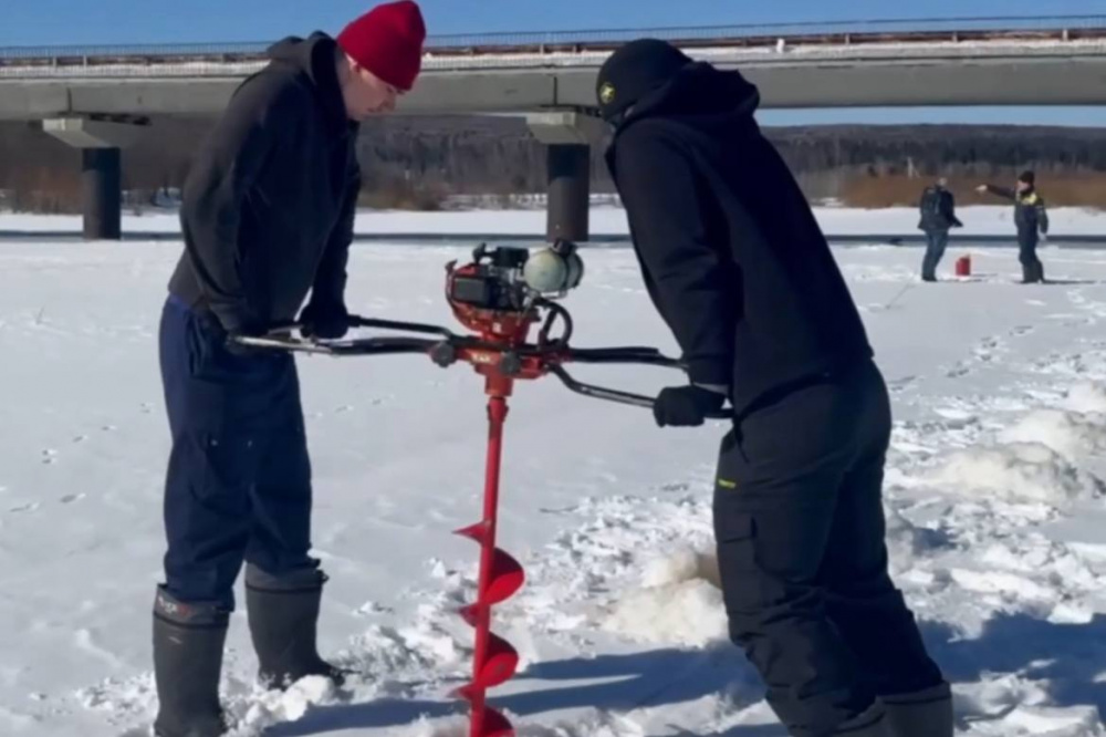 Тагильские спасатели провели распиловку льда на реке Межевая Утка | На Урале спасатели готовятся к безаварийному прохождению паводка