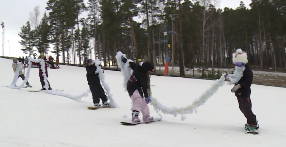 Дед Мороз с рекордно длинной бородой покорил Уктусские горы в Екатеринбурге | Дед Мороз с 30-метровой бородой спустился с Уктусских гор в Екатеринбурге Дед Мороз с рекордно длинной бородой покорил Уктусские горы в Екатеринбурге | Дед Мороз с 30-метровой бородой спустился с Уктусских гор в Екатеринбурге