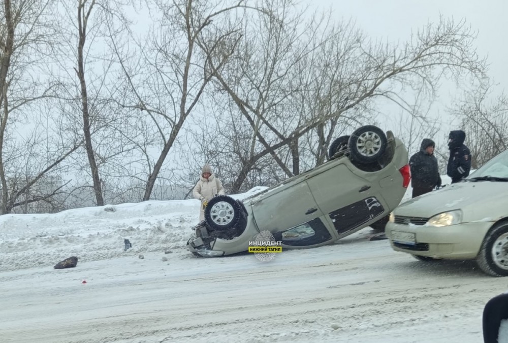 Легковушка перевернулась на крышу на путепроводе в Нижнем Тагиле | В Нижнем Тагиле легковой автомобиль перевернулся на крышу из-за колеи на путепроводе