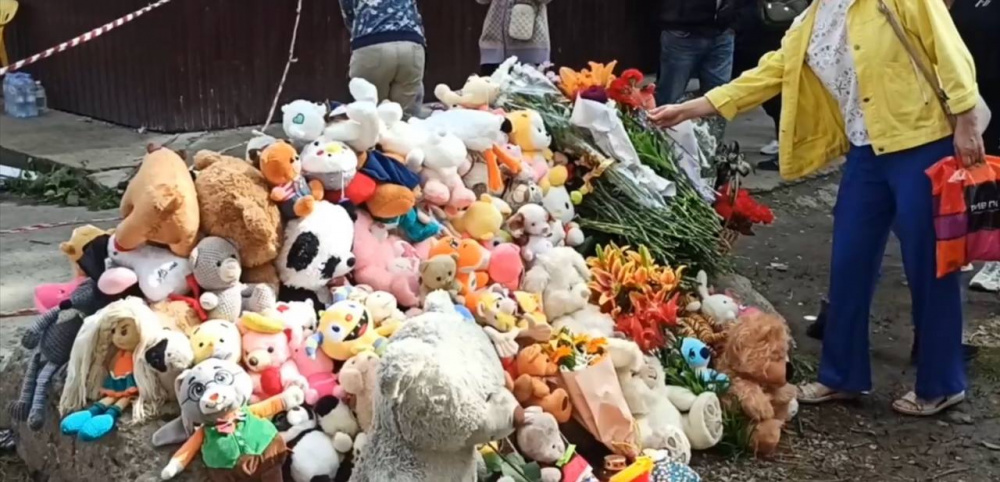 В Нижнем Тагиле прощаются с погибшими во взрыве жилого дома | На Урале прощаются с погибшими в ЧП, произошедшем в Нижнем Тагиле