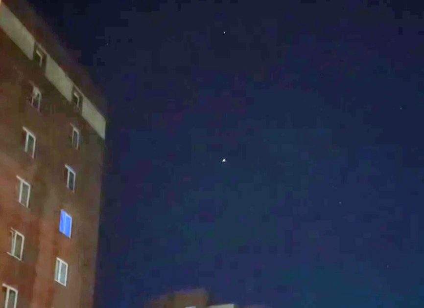 На Урале местные жители сняли на видео летающий объект в ночном небе | Свердловчане заметили в небе яркую движущуюся «звезду» 