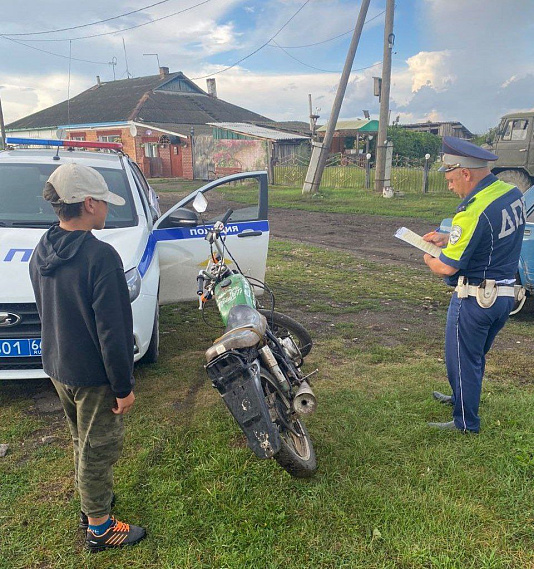 На Урале автоинспекторы задержали 12-летнего водителя мотоцикла, не имеющего прав