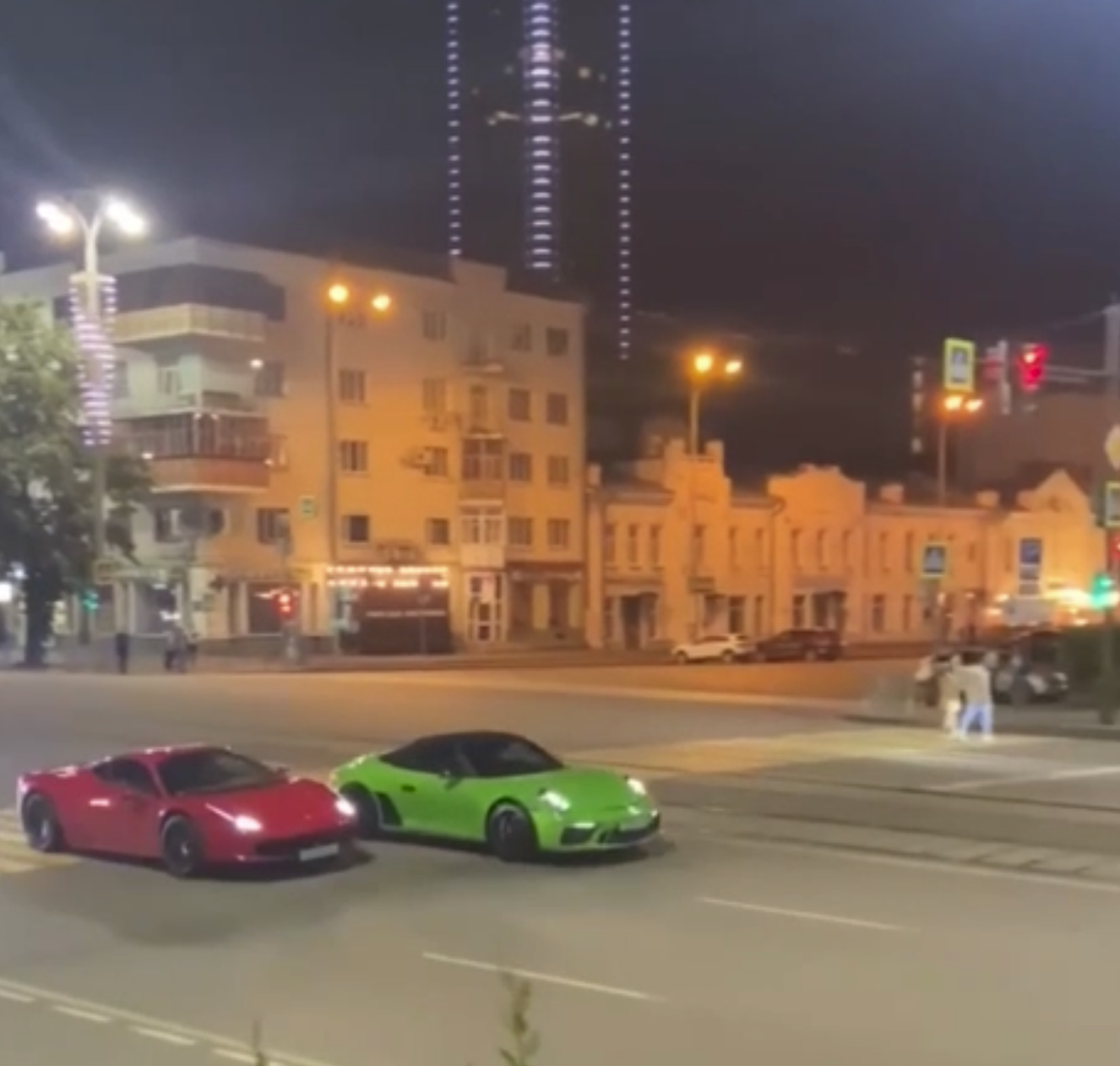 Мажоры на Porsche и Ferrari устроили гонки в центре Екатеринбурга