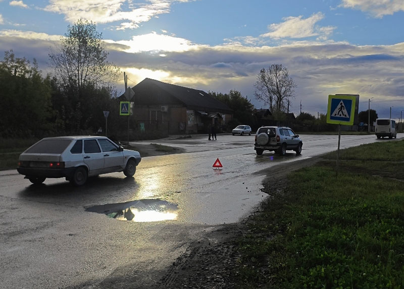 В Свердловской области 81-летний водитель сбил 16-летнюю девушку на пешеходном переходе | На Урале водитель сбил 16-летнюю студентку на пешеходном переходе