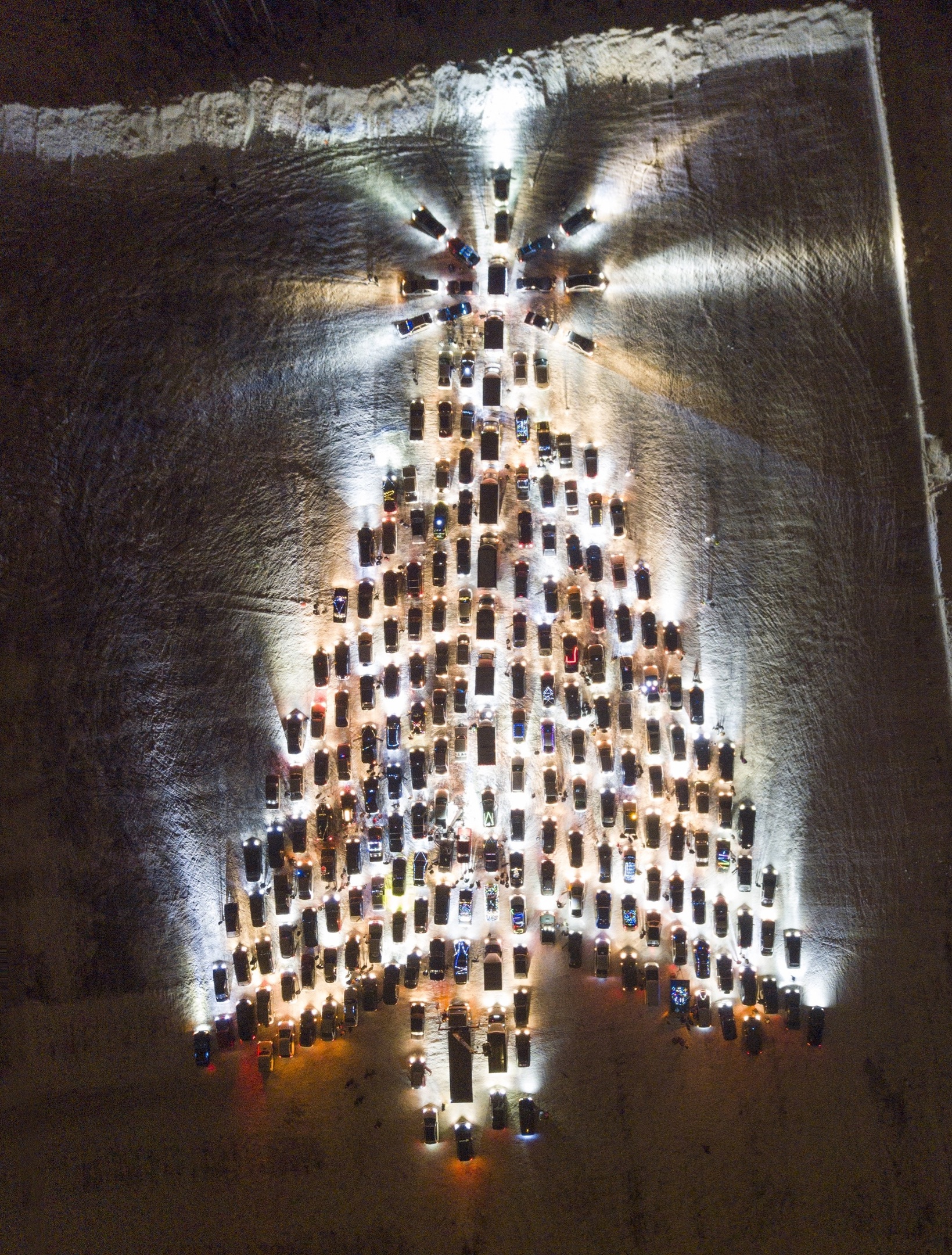Тагильчанам показали как создавалась "Автоелка 2023"
