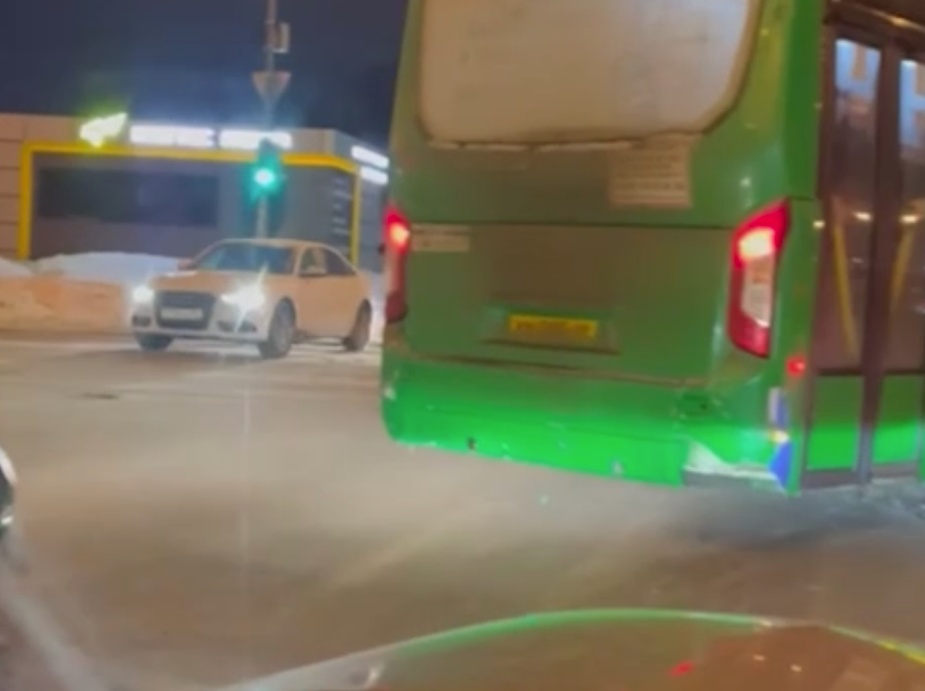 В Екатеринбурге развернулся конфликт между водителем автобуса и автовладельцем