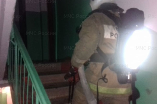 Ночью в Нижнем Тагиле в подъезде трехэтажки горел мусор