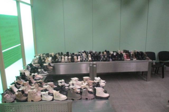 В Свердловской области таможенники остановили гражданина Китая со 190 полупарами обуви  | На Урале в аэропорту остановили мужчину, который вез на продажу 190 полупар обуви