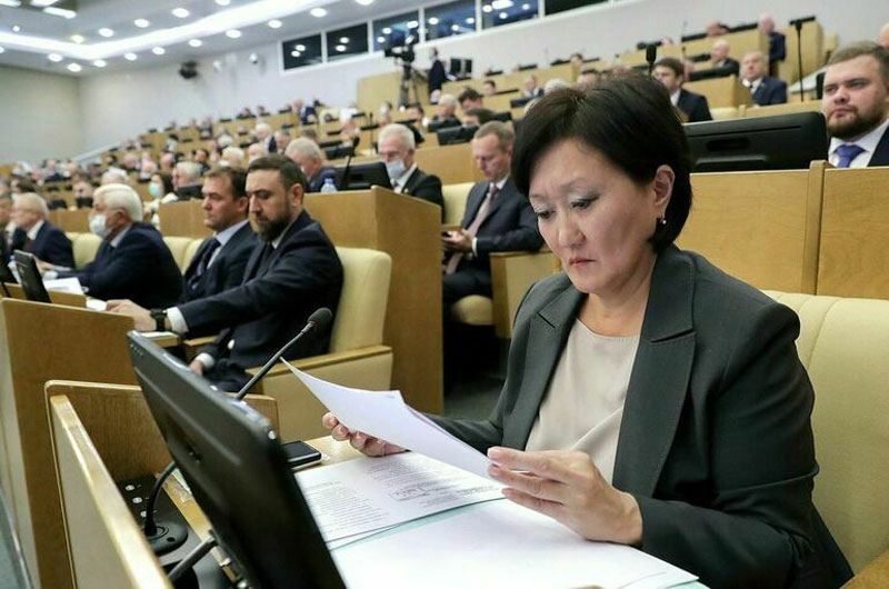 Бахилы в больницах могут отменить — депутат назвал более выгодный вариант | Госдума обсуждает отмену бахил в больницах: что предлагают вместо них