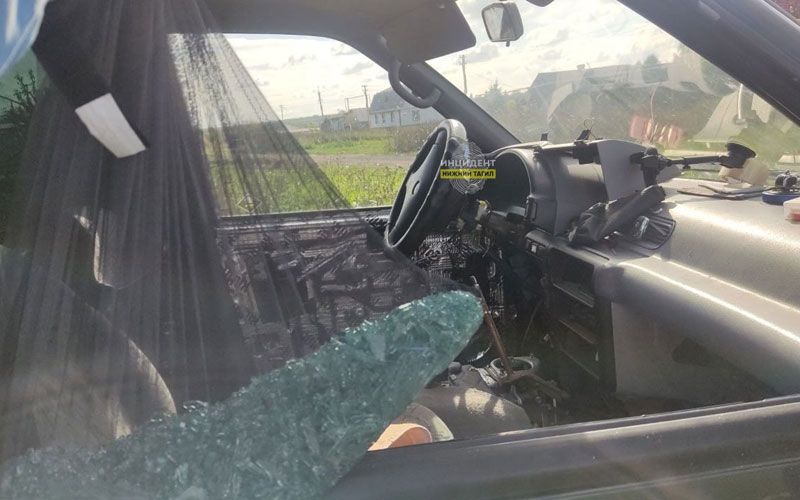 Автовандалы разбили автомобиль в селе Покровское — полиция ищет свидетелей | Под Нижним Тагилом неизвестные повредили припаркованную «Nissan Serena»