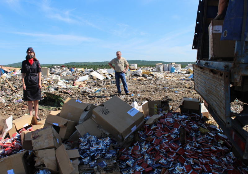 В Нижнем Тагиле бульдозером раздавили тысячи поддельных сигарет