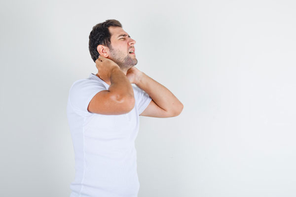 Врач рассказала, как сохранить правильную осанку и предотвратить проблемы со здоровьем | Терапевт поделилась рекомендациями по поддержанию правильной осанки