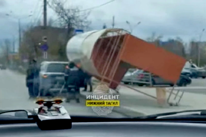 В Нижнем Тагиле из-за ураганного ветра остановка упала на автомобиль  | Ураганный ветер снес остановку в Нижнем Тагиле