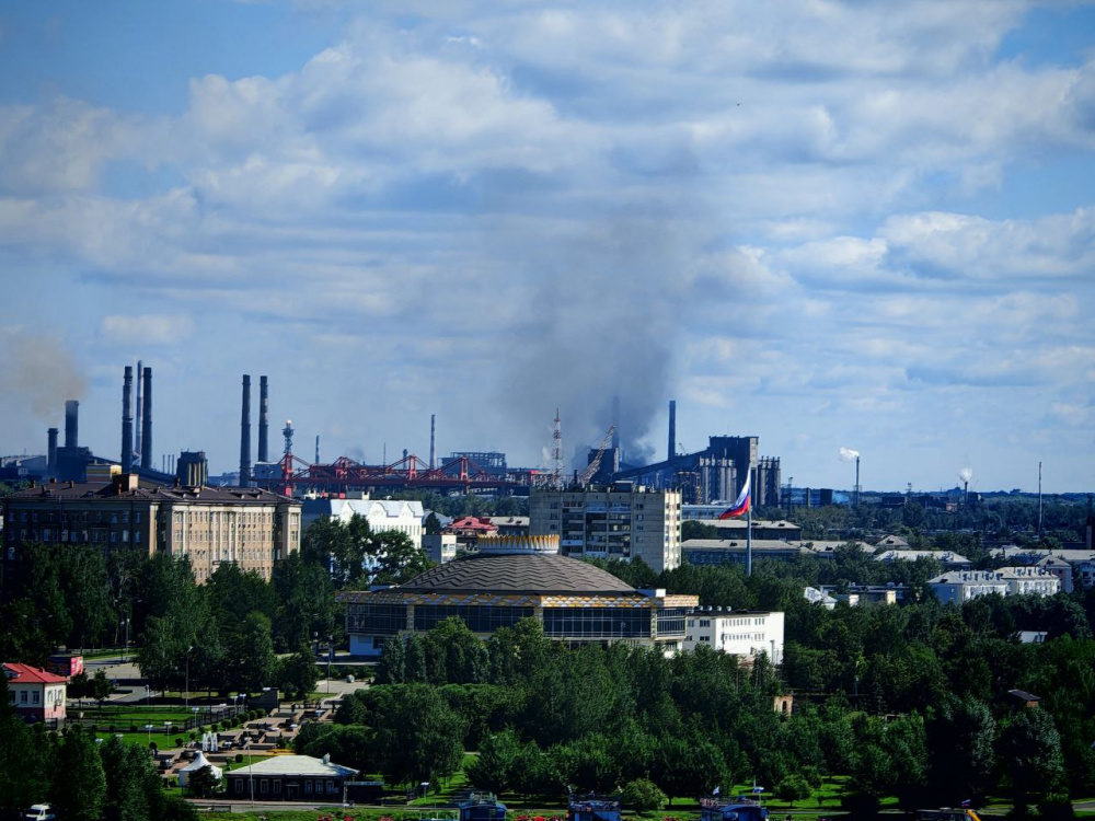 В Нижнем Тагиле металлургический завод отравлял воздух во время празднования Дня города | На Урале нижнетагильский завод отравляет воздух