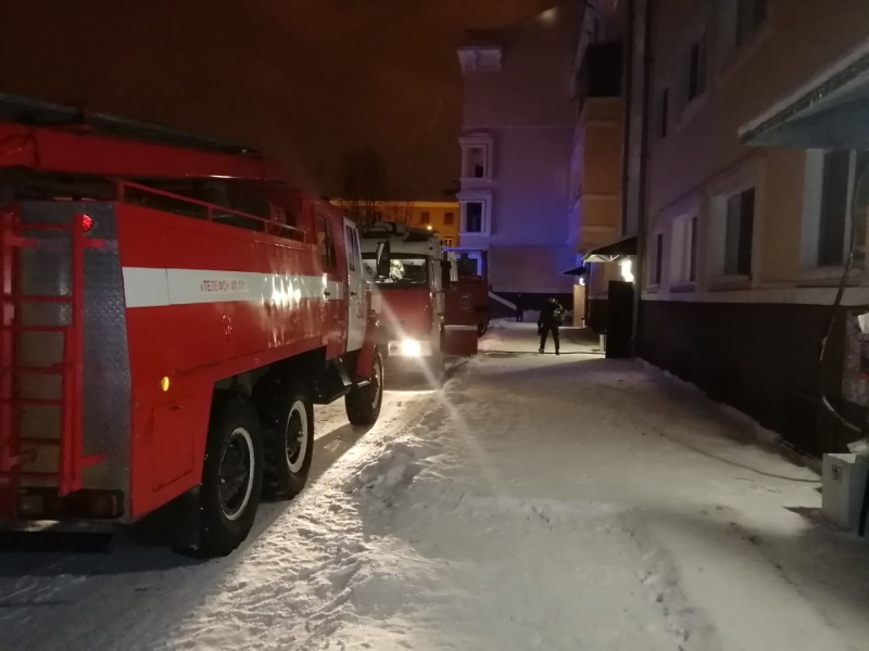 Накануне в Нижнем Тагиле в многоэтажке горела квартира. Огнеборцы спасали двух человек