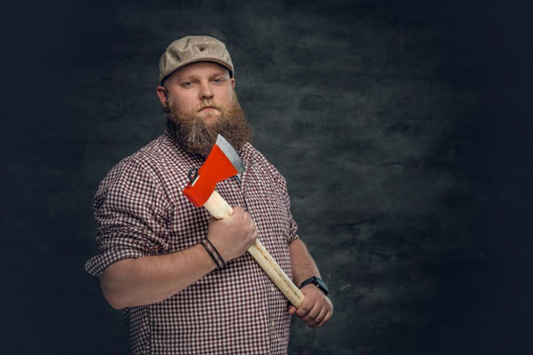 Жители Нижнего Тагила жалуются на мужчину с топором, но полиция бездействует | Мужчина с топором напугал прохожих в парке Нижнего Тагила