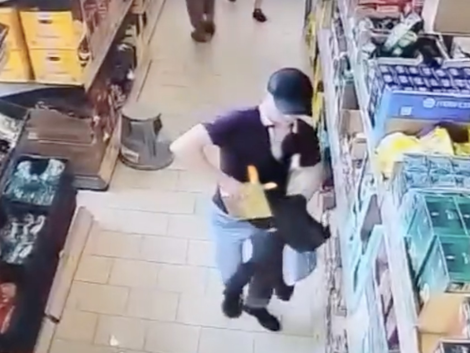 Необычная кража в Нижнем Тагиле: Похититель шоколада запечатлен на видео!