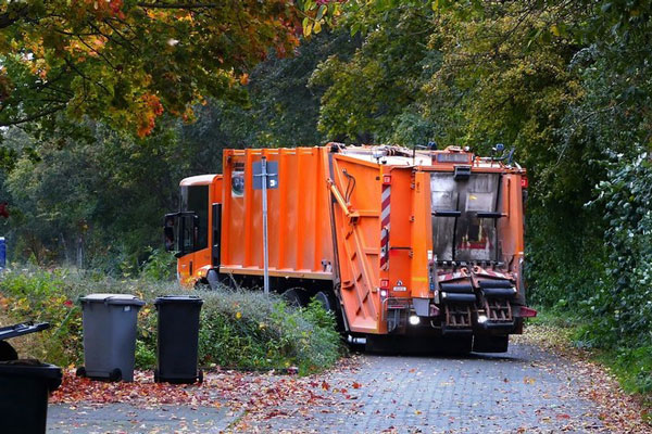 Ночной вывоз мусора разбудил жителей Уральского проспекта в Нижнем Тагиле