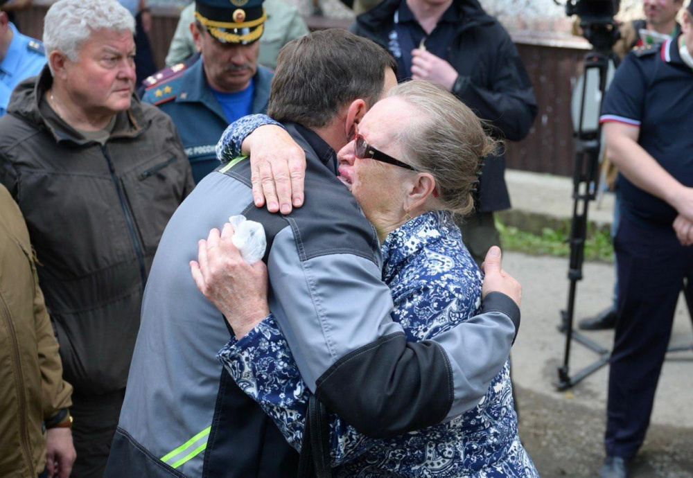 В Нижнем Тагиле власти провели встречу с пострадавшими жителями рухнувшего дома | Губернатор Куйвашев и полпред Якушев встретились с пострадавшими тагильчанами