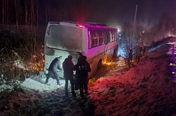 В Свердловской области автобус с 40 пассажирами вылетел в кювет