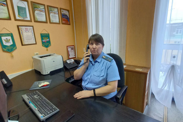 Многодетная мама — судебный пристав