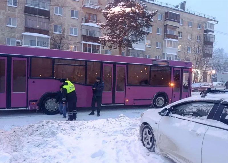 Нижнем Тагиле автобус сбил 19-летнего парня: пострадавший помогал буксировать авто | В Нижнем Тагиле автобус наехал на пешехода на улице Ильича