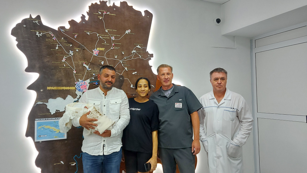 Свердловские врачи выучили испанские фразы, чтобы принять роды у женщины с Кубы | На Урале врачи помогли появиться на свет кубинскому малышу Свердловские врачи выучили испанские фразы, чтобы принять роды у женщины с Кубы | На Урале врачи помогли появиться на свет кубинскому малышу