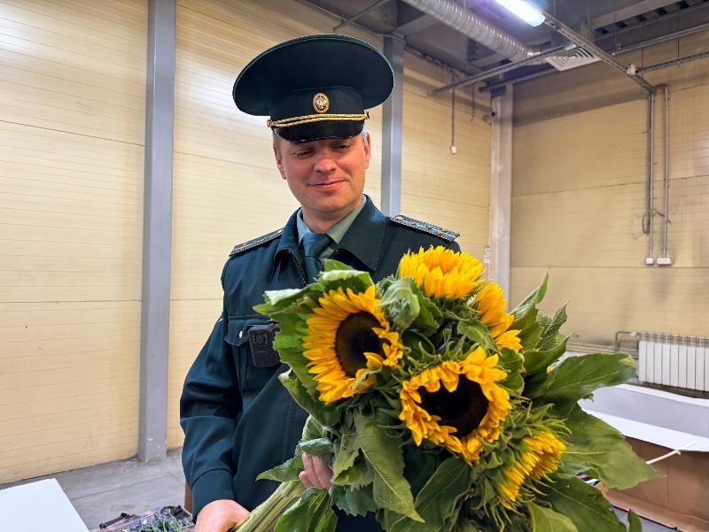 На Урал в прошлом году завезли более 4 тысяч тонн живых цветов | В 2024 году уральцы получили более 50 миллионов роз: всего цветов завезли более 4 тысяч тонн На Урал в прошлом году завезли более 4 тысяч тонн живых цветов | В 2024 году уральцы получили более 50 миллионов роз: всего цветов завезли более 4 тысяч тонн