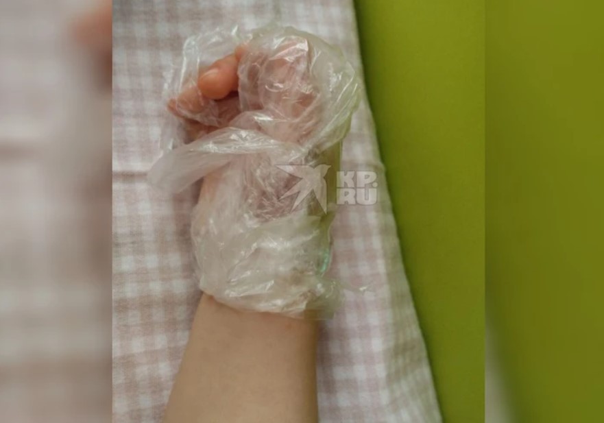 «Связали руки пакетами и скотчем»: так в екатеринбургском детском садике отучают детей сосать пальцы | Девочке в детском саду Екатеринбурга перемотали руки скотчем