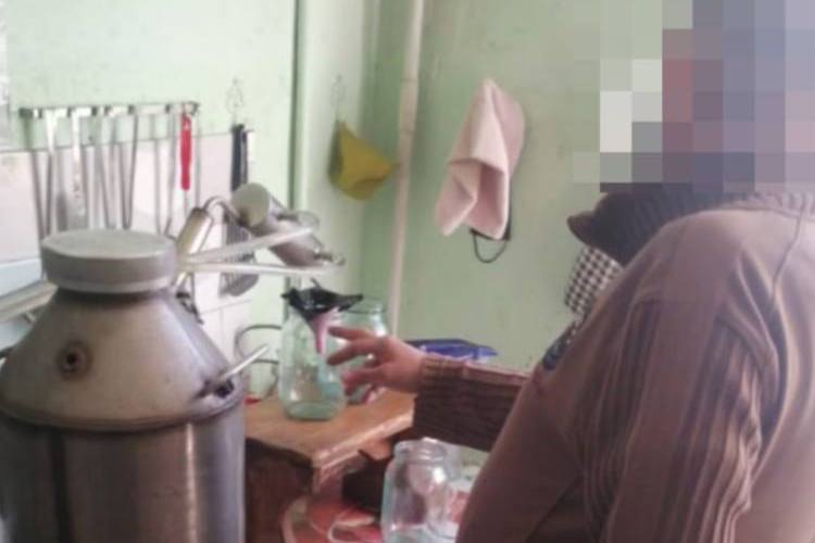 В Свердловской области мужчина попросил подождать судебных приставов, пока он доварит самогон | На Урале судебные приставы застали должника за приготовлением самогона В Свердловской области мужчина попросил подождать судебных приставов, пока он доварит самогон | На Урале судебные приставы застали должника за приготовлением самогона