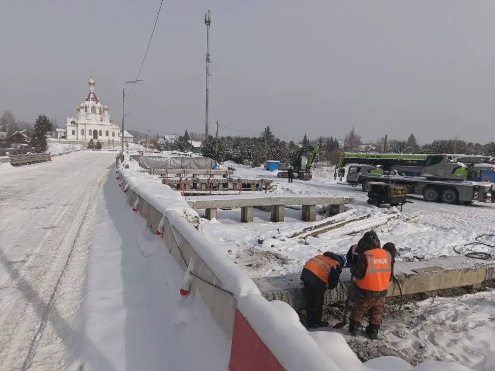 Мосты на трассе Екатеринбург — Нижний Тагил — Серов встали на ремонт: дорожники работают даже в лютый мороз  | В Свердловской области стартовал масштабный дорожный ремонт