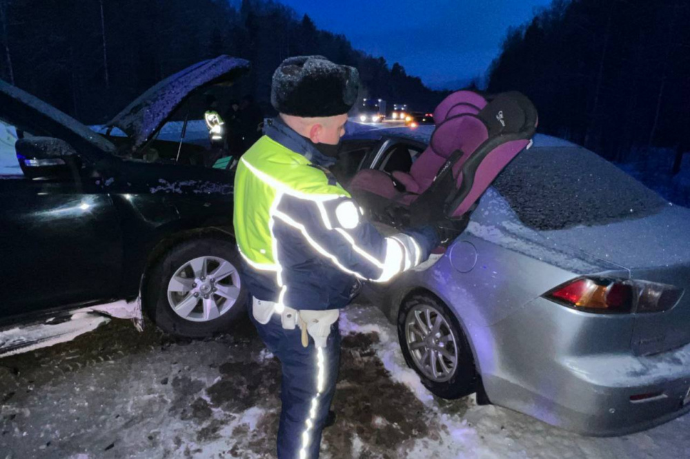 Под Нижним Тагилом произошло массовое ДТП: пострадали шесть человек, в том числе трое детей | На Урале столкнулись сразу три легковых автомобиля, пострадали дети