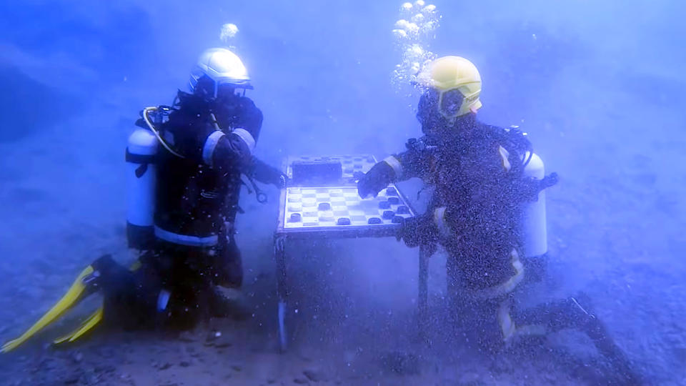 Сотрудники МЧС сыграли в шашки на дне карьера под Нижним Тагилом