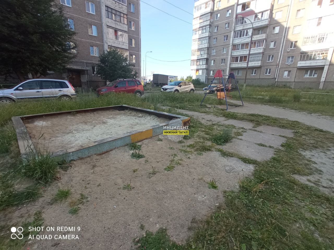 Возмущенные жители Дзержинского района просят облагородить детскую площадку