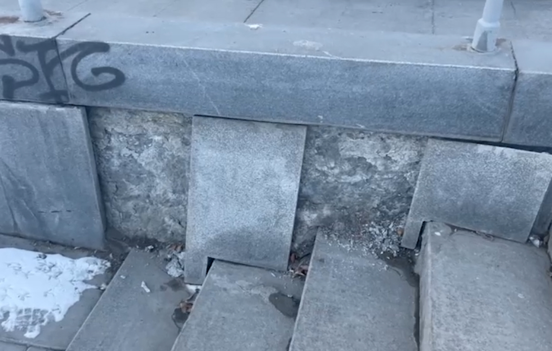 В историческом сквере Екатеринбурга "поплыла" плитка за 132 миллиона