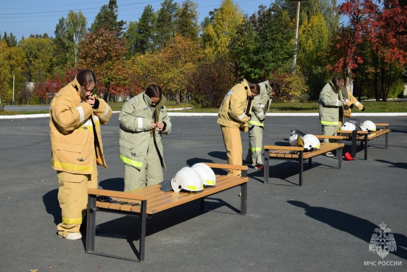 Юные пожарные Свердловской области соревнуются в мастерстве и безопасности на слете