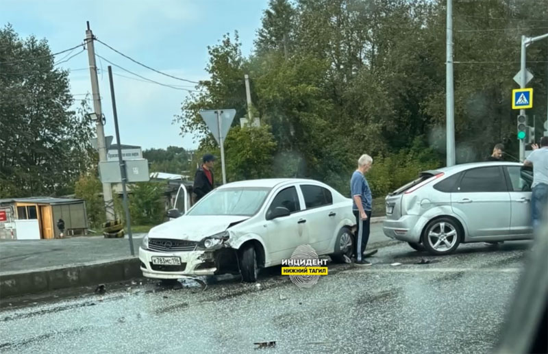 В Нижнем Тагиле Opel взлетел после ДТП на трамвайных путях | В Нижнем Тагиле Opel взлетел в воздух после страшного удара на перекрёстке