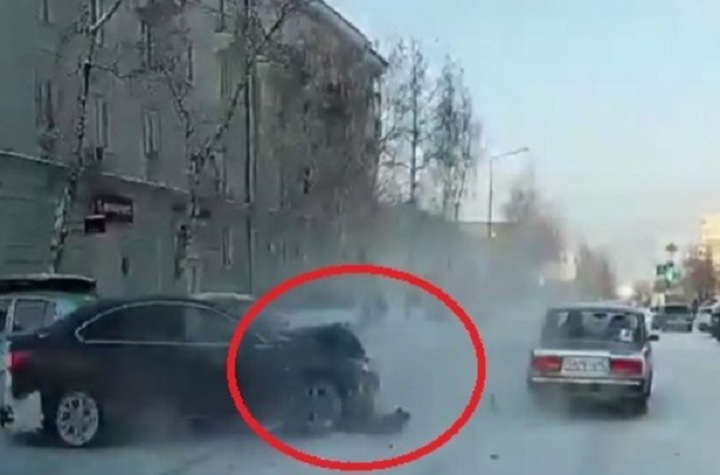 Девушка разбила припаркованный внедорожник в центре Нижнего Тагила