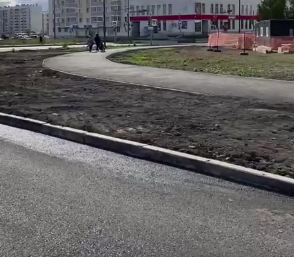 Глава города осмотрел дорожные работы в микрорайоне Муринские пруды