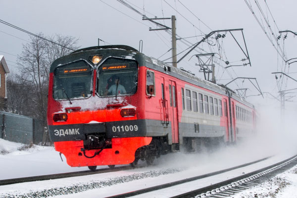 В Нижнем Тагиле транспортные полицейские сняли с электропоезда 13-летнего зацепера | На Урале поймали 13-летнего школьника-зацепера