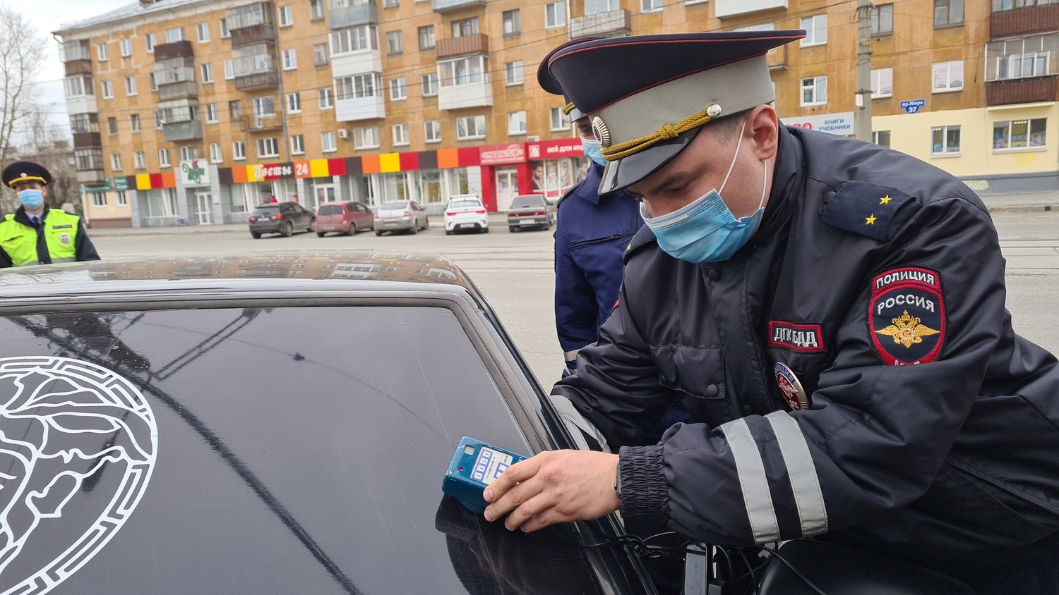 Сотрудники ГИБДД проводят рейды по проверке тонированных автомобилей