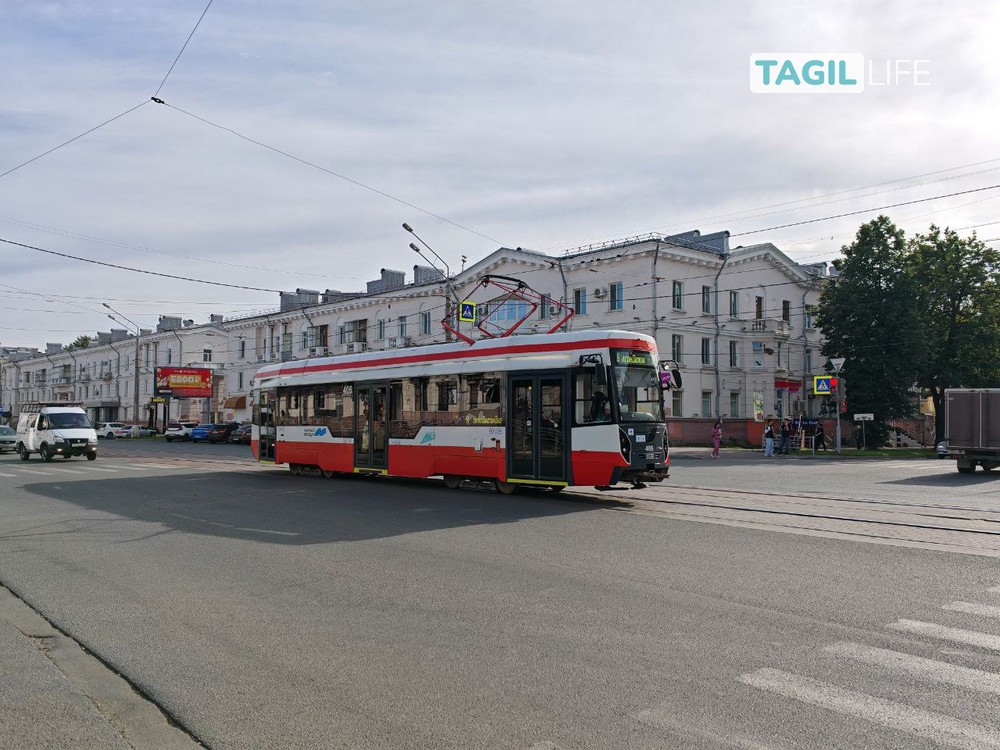 В Нижнем Тагиле мужчина лёг на рельсы перед трамваем: трагедию чудом удалось предотвратить | В Нижнем Тагиле мужчина упал на трамвайные пути, вагоновожатая предотвратила ЧП