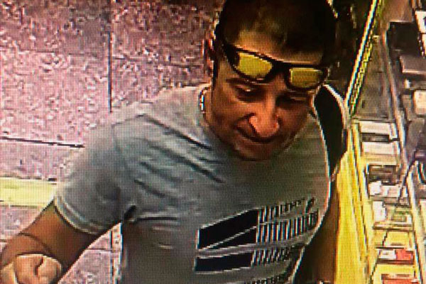 Сотрудники полиции устанавливают личность мужчины, подозреваемого в хищении денежных средств с похищенной банковской карты