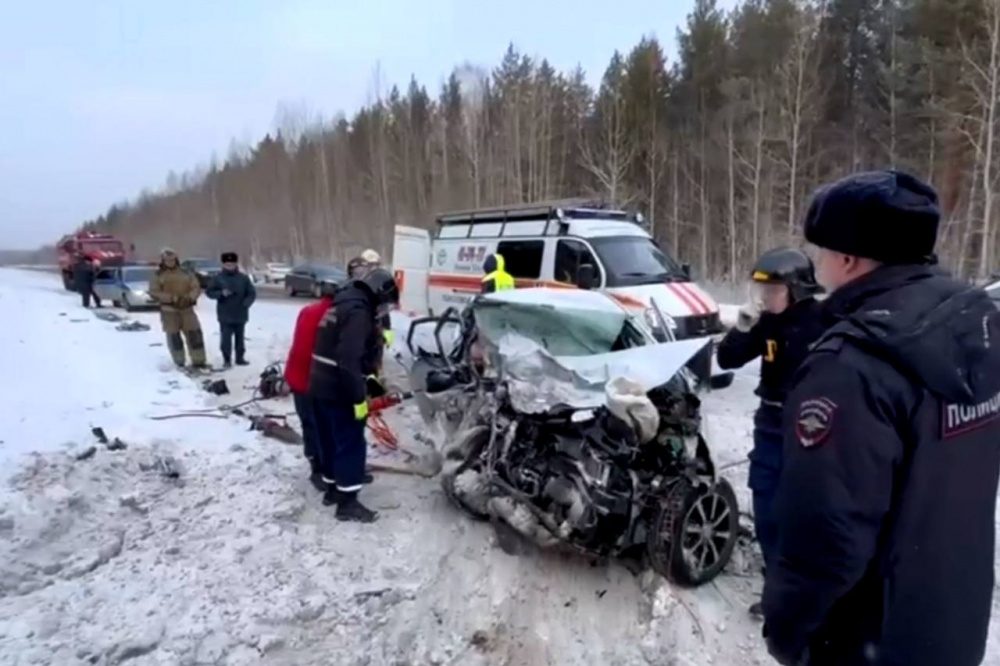 В страшном ДТП на трассе «Екатеринбург – Нижний Тагил – Серов» погиб пассажир и пострадали дети  | На Урале произошло серьезное ДТП с пятью пострадавшими и одним погибшим 
